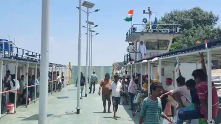 पटना में गंगा नदी में स्टीमर चलाने का विरोध नाव चालकों ने कर
