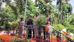 Bihar News: भागलपुर में सरकारी कार्यालयों में उमड़ा देशभक्ति का जोश, तिरंगे को दी सलामी