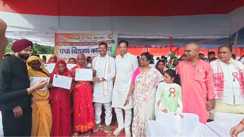 Bihar News : स्वतंत्रता दिवस पर बेतिया में भूमिहीनों को मिली सौगात, 970 परिवारों को मिला जमीन का मालिकाना हक