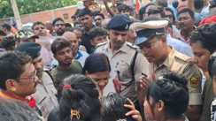 Bihar News : वीटीआर के पास बाघ के हमले से किसान की हुई मौत, आक्रोशित भीड़ ने स्टेट हाईवे किया जाम, वन विभाग की गाड़ी पलटी 