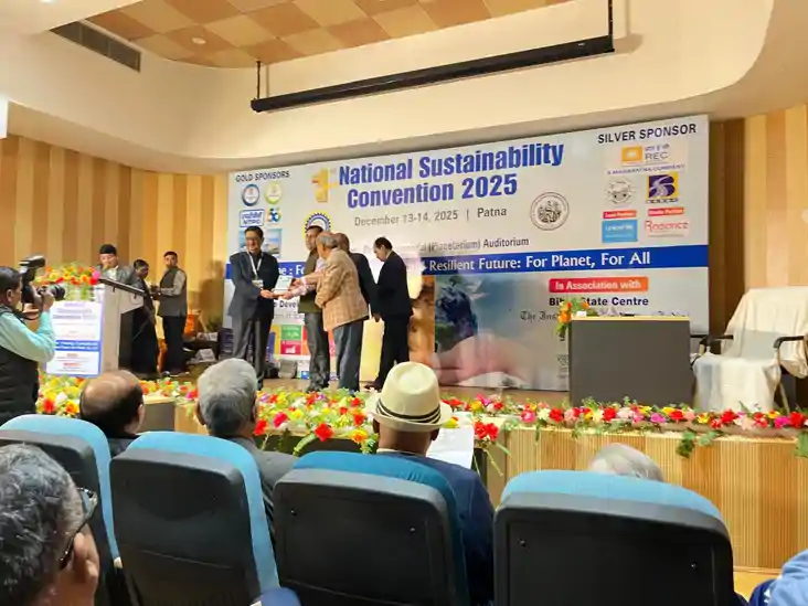 'विकास ऐसा हो जो विनाश से बचाए':  प्लास्टिक और जूट से  सड़के