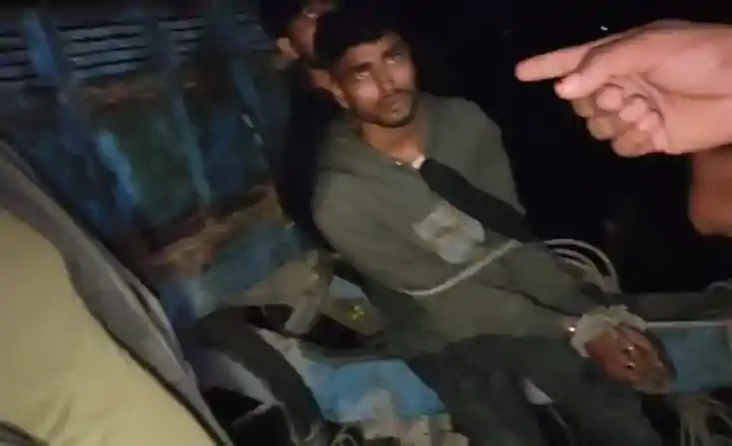 चोरी करने घुसे बदमाशों को ग्रामीणों ने सिखाया सबक, हथियार और