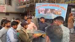 भक्ति का सैलाब: करबिगाहिया में गूँजा 'हर-हर महादेव', जय बाबा बर्फानी संघ के भंडारे में उमड़ी श्रद्धालुओं की भारी भीड़