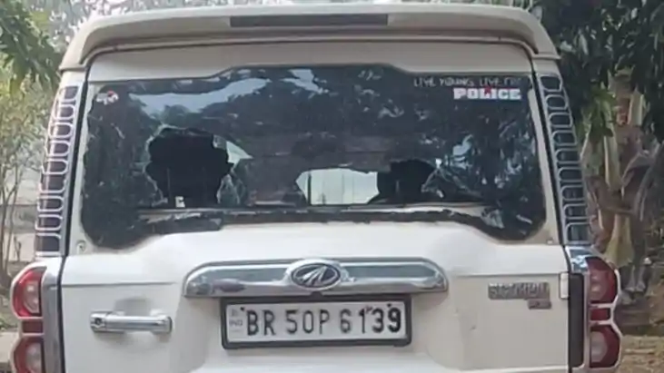 शराब माफिया का नंगा नाच: छापेमारी करने गई उत्पाद टीम पर ईंट-