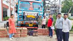 Bihar News : शराब तस्करों का अनोखा कारनामा देखकर हैरान रह गयी पुलिस, ट्रक के तहखाने से लाखों की विदेशी शराब किया बरामद, दो को किया गिरफ्तार 