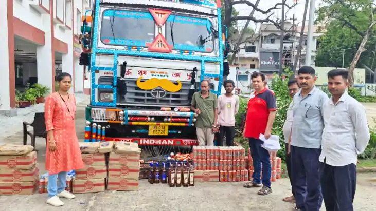Bihar News : शराब तस्करों का अनोखा कारनामा देखकर हैरान रह गय Bihar News : शराब तस्करों का अनोखा कारनामा देखकर हैरान रह गय