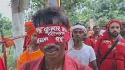 Shrawani Mela 2025 : न रास्ते भटकने का डर, न ठोकरों की चिंता....आँखों पर पट्टी बांधकर बाबाधाम चला भोलेदानी का भक्त, बेटी के स्वस्थ होने की मांगी मन्नत 
