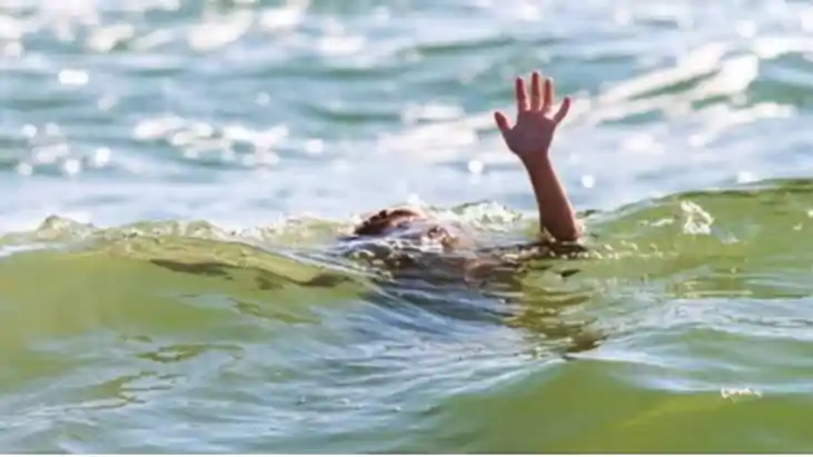 Bihar News : कैमूर में स्नान के दौरान तालाब में डूबने से तीन Bihar News : कैमूर में स्नान के दौरान तालाब में डूबने से तीन
