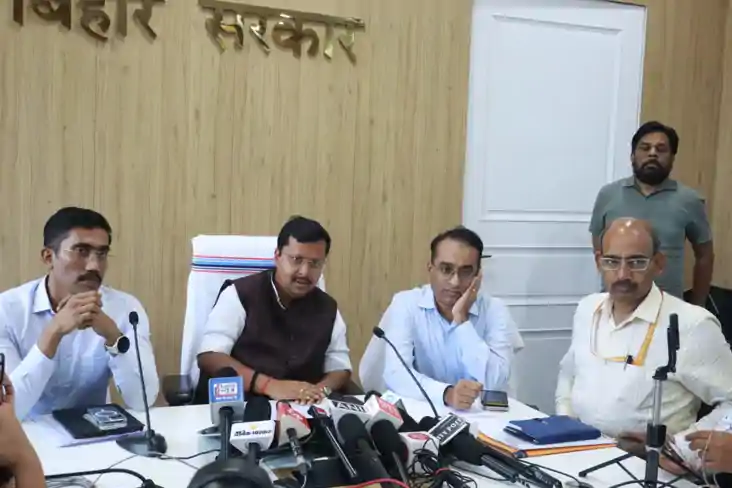 Bihar News - पथ निर्माण विभाग के बड़े निर्माण कार्य में फायद Bihar News - पथ निर्माण विभाग के बड़े निर्माण कार्य में फायद
