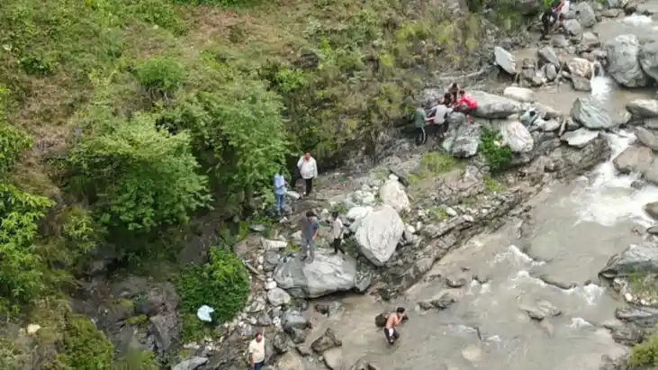 8 dies in accidnet - 300 मीटर गहरे खाई में गिरी यात्रियों 8 dies in accidnet - 300 मीटर गहरे खाई में गिरी यात्रियों