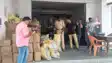 Bihar News : मुजफ्फरपुर में उत्पाद विभाग की बड़ी कार्रवाई, भूसे के ढेर में छिपाकर रखी 127 कार्टून विदेशी शराब किया जब्त, मौके से फरार हुआ तस्कर पप्पू राय 