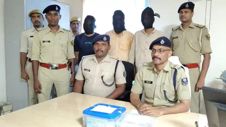 चेकिंग के दौरान कार से हथियार बरामद, 3 गिरफ्तार, जमीन कब्जा 