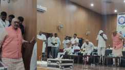 Bihar News : बेगूसराय में राजद विधायक बोगो सिंह ने शिक्षा व्यवस्था पर उठाए सवाल, भाषण के बीच ही कार्यक्रम छोड़ निकले केंद्रीय मंत्री गिरिराज सिंह