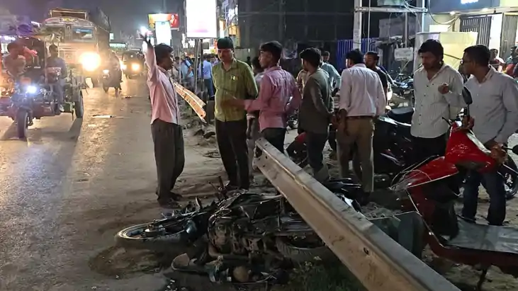 Bihar Road Accident : बेतिया में गैस सिलेंडर लदे ट्रक का कहर
