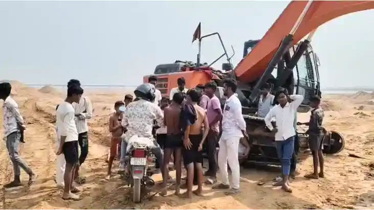 Bihar News : सोन नदी में अवैध खनन को लेकर ग्रामीणों ने किया 