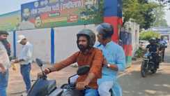 मंत्रियों पर दिखने लगा पीएम और सीएम की अपील का असर: मोटरसाइकिल से दफ्तर पहुंचे गन्ना उद्योग मंत्री संजय पासवान