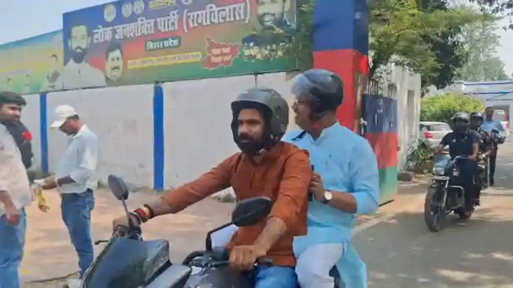 मंत्रियों पर दिखने लगा पीएम और सीएम की अपील का असर: मोटरसाइक