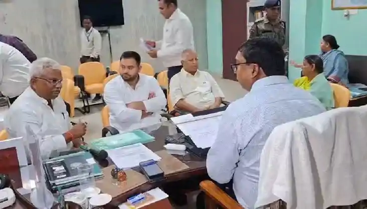 तेजस्वी ने राघोपुर सीट से किया नॉमिनेशन, पिता लालू यादव और म तेजस्वी ने राघोपुर सीट से किया नॉमिनेशन, पिता लालू यादव और म