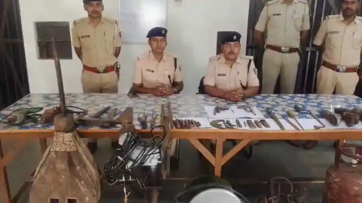 Bihar Crime: अवैध मिनी गन फैक्ट्री का भंडाफोड़, दो भाइयों के Bihar Crime: अवैध मिनी गन फैक्ट्री का भंडाफोड़, दो भाइयों के