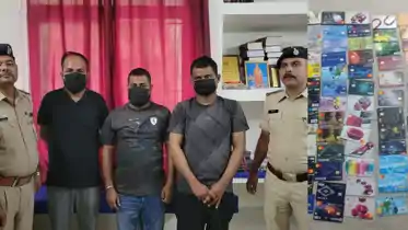 पटना में एटीएम कार्ड अदला-बदली करने वाले अंतरराज्यीय गिरोह का खुलासा :  तीन गिरफ्तार,  82 एटीएम कार्ड बरामद