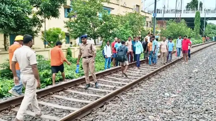 मुजफ्फरपुर में रेलवे ट्रैक पर मिली बैंक अधिकारी दो सगी बहनों मुजफ्फरपुर में रेलवे ट्रैक पर मिली बैंक अधिकारी दो सगी बहनों
