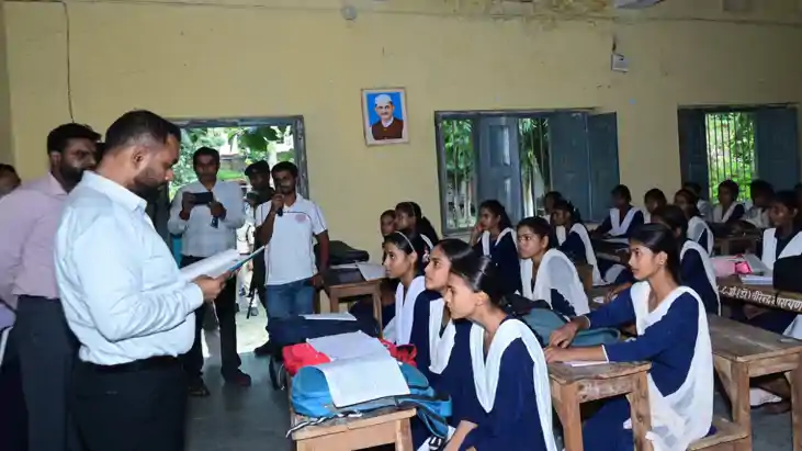 Bihar News : मोतीहारी में शिक्षक की भूमिका में दिखे डीएम, कक