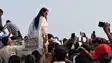Bihar News : पवन सिंह के इलाके में पहुंची भोजपुरी अभिनेत्री अक्षरा सिंह, बाढ़ पीड़ितों के बीच बांटी राहत सामग्री, कहा-जनता के प्यार से मिली पहचान 