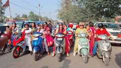 Bihar News : नारी शक्ति वंदन अधिनियम का जश्न, पटना की सड़कों पर उतरीं भाजपा महिला मोर्चा की बहनें, निकाली स्कूटी रैली
