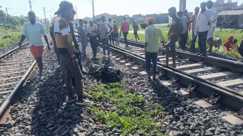 Rail accident - बड़ी लापरवाही - रेलवे ट्रैक पर फंसी बाइक, उसी समय तेज रफ्तार के साथ पहुंची मालगाड़ी, जानें इसके बाद फिर क्या हुआ