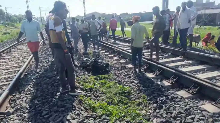 Rail accident - बड़ी लापरवाही - रेलवे ट्रैक पर फंसी बाइक, उस