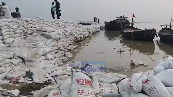कटिहार में गंगा की बाढ़ में घिरा 9 करोड़ का रिवर फ्रंट,  निर
