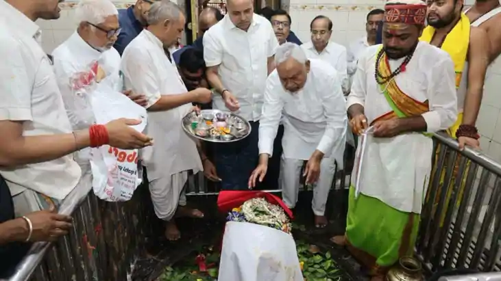 Nitish Kumar prayer at Gauri Shankar Temple in Khusrupur 