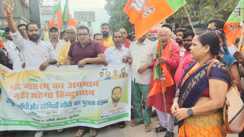 वंदे मातरम् विवाद पर भाजयुमो का प्रदर्शन: कांग्रेस कार्यालय के बाहर सोनिया-राहुल का फूंका पुतला