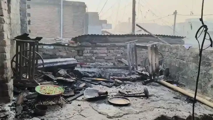 Bihar News:शॉर्ट सर्किट से उठी आग ने उजाड़ दी आठ भाइयों की द