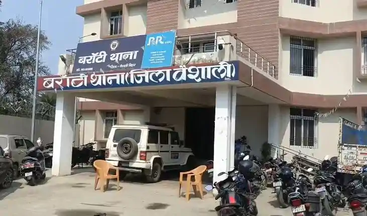 मुखिया जी तो गजबे शौकिन निकले, सरकारी योजना बताने के बहाने न