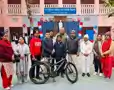 पुरानी यादें और नई उम्मीदें': पटना के सर गणेश दत्त स्कूल में पूर्व छात्रों ने पेश की मिसाल, छात्र को मिली साइकिल