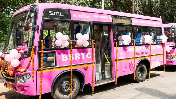 Bihar News : आवागमन के लिए महिलाओं की पसंद बन रही पिंक बसें, Bihar News : आवागमन के लिए महिलाओं की पसंद बन रही पिंक बसें,