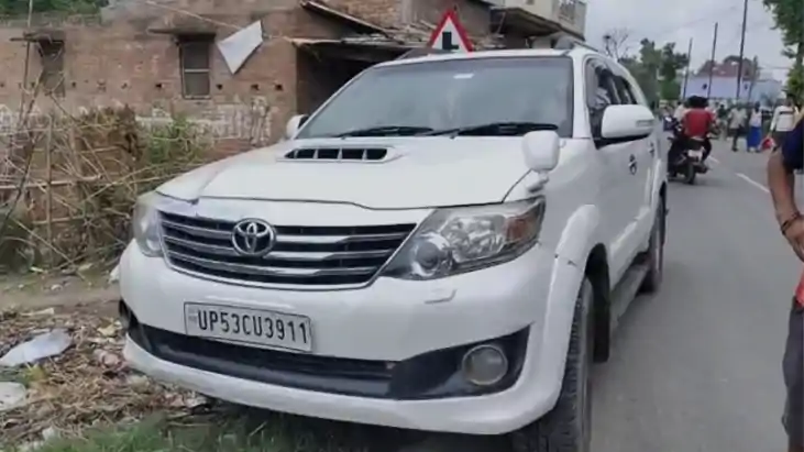 Bihar Crime News : सिवान में फार्च्यूनर पर सवार लोगों से हथि Bihar Crime News : सिवान में फार्च्यूनर पर सवार लोगों से हथि