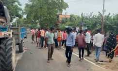 Dies in accident - ट्रैक्टर की चपेट में आकर बाइक सवार युवक की मौत, ग्रामीणों ने भाग रहे चालक को बनाया बंधक