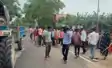 Dies in accident - ट्रैक्टर की चपेट में आकर बाइक सवार युवक की मौत, ग्रामीणों ने भाग रहे चालक को बनाया बंधक