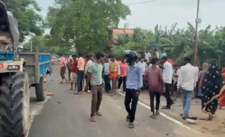 Dies in accident - ट्रैक्टर की चपेट में आकर बाइक सवार युवक क Dies in accident - ट्रैक्टर की चपेट में आकर बाइक सवार युवक क
