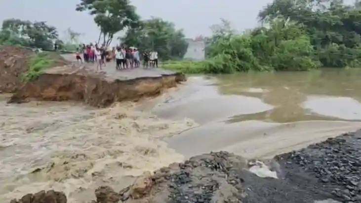 Bihar News : मुंगेर में पानी के तेज बहाव से बहा डायवर्सन, खे Bihar News : मुंगेर में पानी के तेज बहाव से बहा डायवर्सन, खे