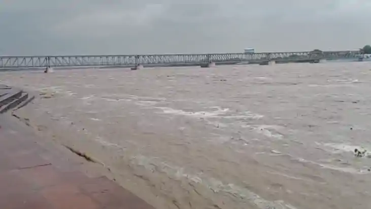 Bihar News : गया में भारी बारिश से रेलवे ट्रैक पर गिरा पहाड़ Bihar News : गया में भारी बारिश से रेलवे ट्रैक पर गिरा पहाड़
