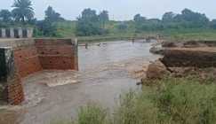Bihar Bridge collapsed - तेज बारिश का दबाव नहीं झेल सका छह साल पहले बना पुल, एक दर्जन गांव के लिए रास्ता बंद, 2028 तक ठेकेदार को मेंटनेंस की थी जिम्मेदारी