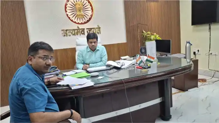 पीएम आवास योजना व मनरेगा की प्रगति की डीएम ने की समीक्षा, सम