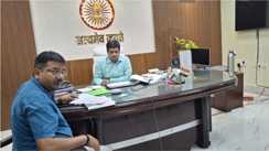 जिलाधिकारी ने की विकास योजनाओं की समीक्षा, पीएम आवास और मनरेगा का लक्ष्य समय पर पूरा करने का दिया निर्देश
