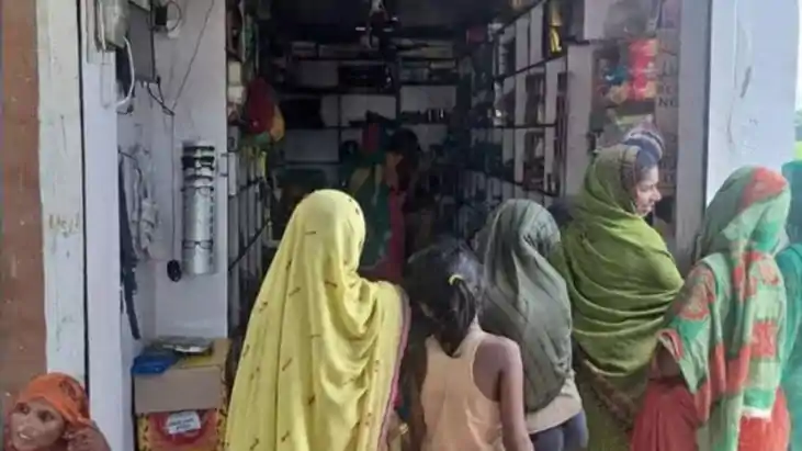 कपड़ा दुकान का शटर तोड़ 3.55 लाख की चोरी, सीसीटीवी कैमरे में