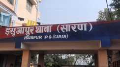 Bihar News : सारण पुलिस ने की बड़ी कार्रवाई, पंजाब के युवक के पास से 55 डेबिट कार्ड और 3 मोबाइल किया बरामद, साइबर नेटवर्क की जताई जा रही आशंका