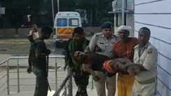 Bihar land Dispute - जमीन विवाद को लेकर दो गुटों में हुई गोलीबारी में एक घायल, स्ट्रेचर नहीं मिलने पर घायल को गोद में लेकर अस्पताल पहुंचे पुलिसवाले