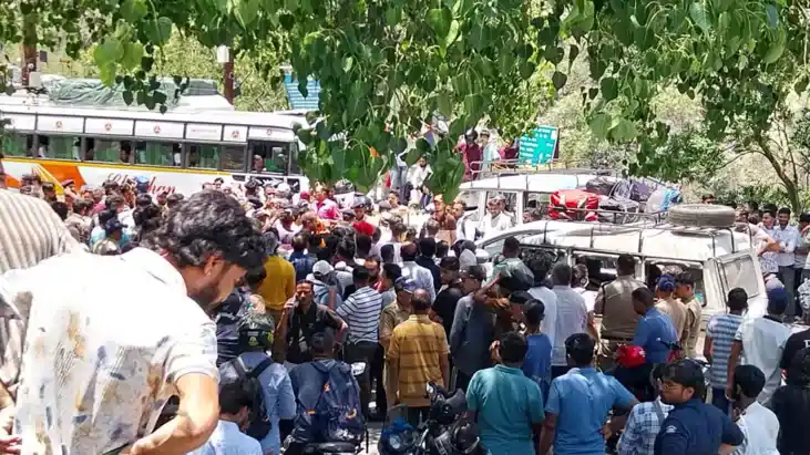 उत्तराखंड के कर्णप्रयाग में भारी बवाल : पार्किंग विवाद में स